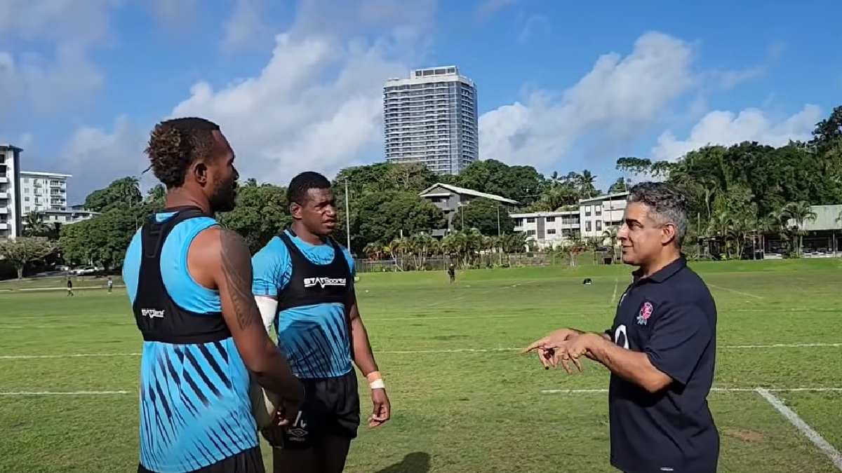British High Commissioner trains with 7s players