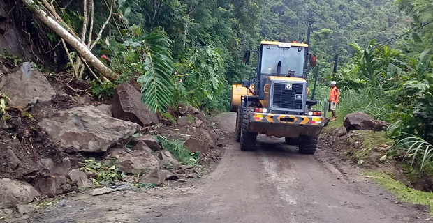 Traffic now open on Wailoku Rd as contractors clear landslide rubble