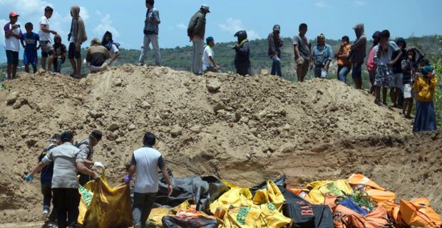 Indonesia Quake And Tsunami Dead Buried In Mass Grave